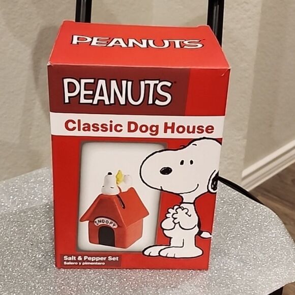Peanuts Classic Dog House Salt & Pepper Set - Picture 11 of 11